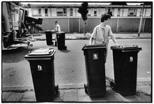 351013 Afbeelding van twee vuilnismannen met kliko's voor de gescheiden inzameling van afval, ergens in de wijk ...